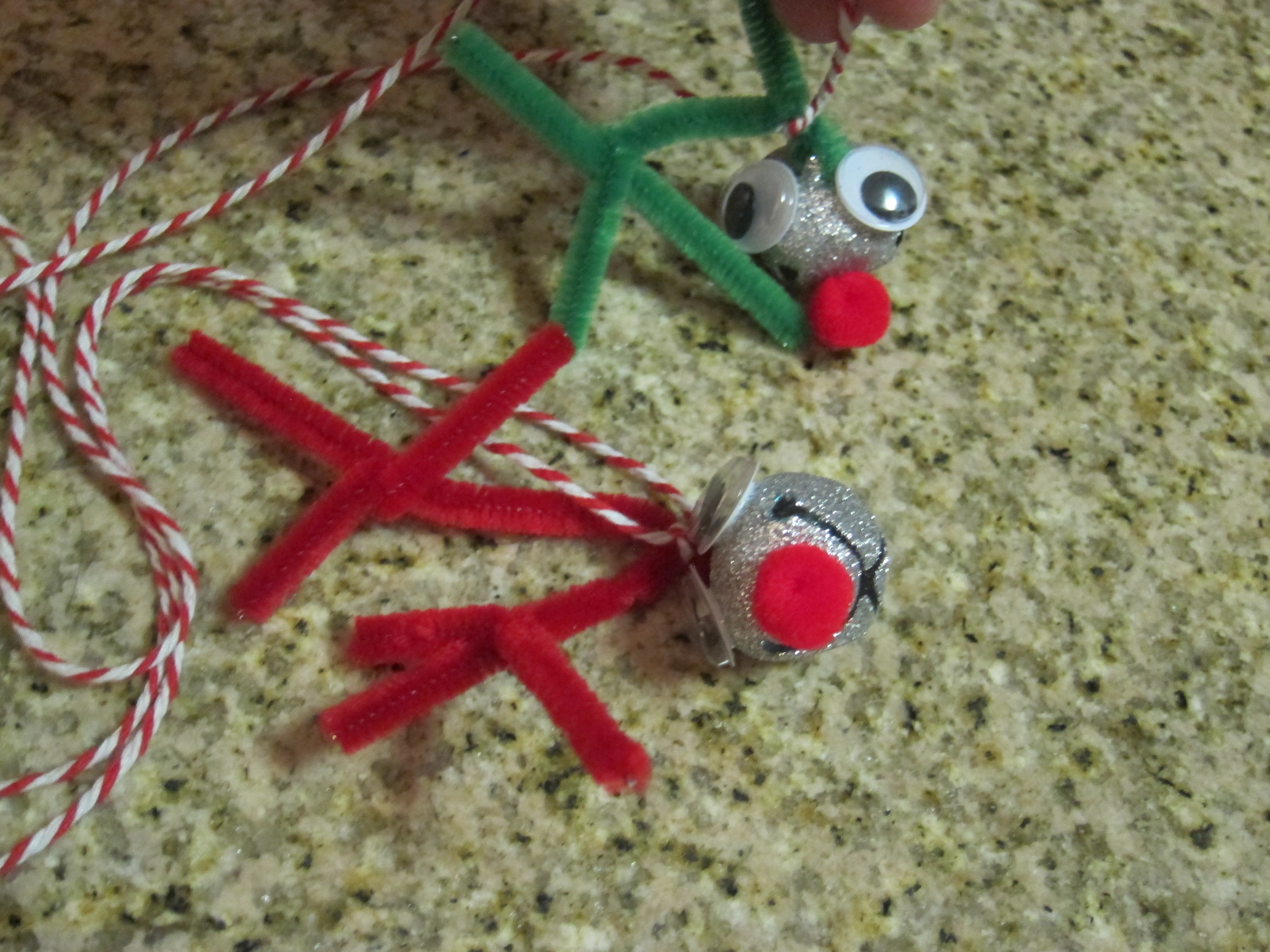 Reindeer Necklace alt