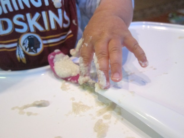 Baby Grabs Spoon (3)