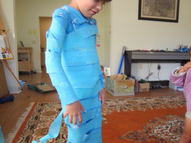 Halloween 4 Crepe Paper Mummies (2)