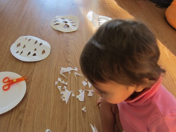 No Mess Paper Plate Snowflakes (1)