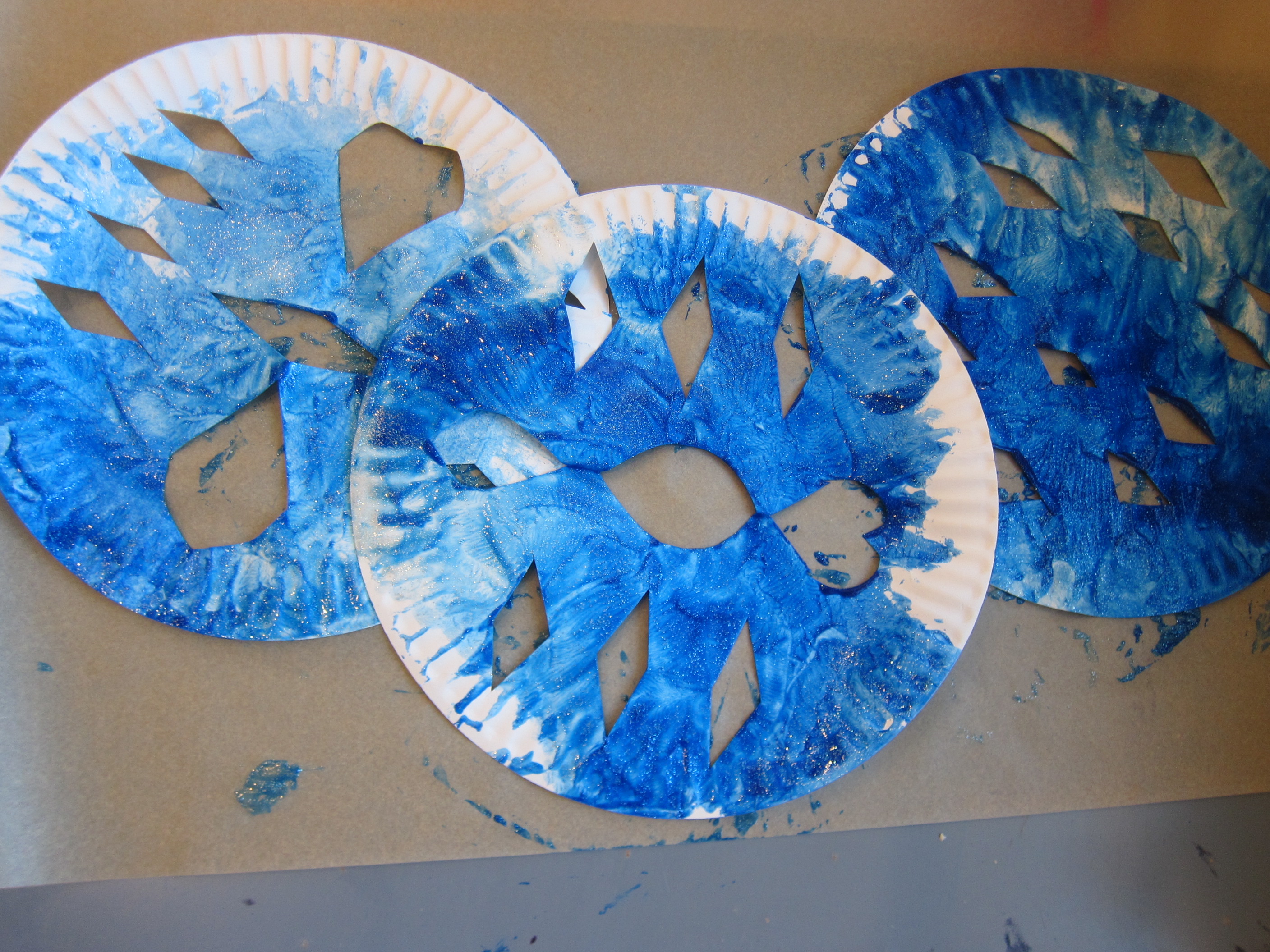 No Mess Paper Plate Snowflakes (6)