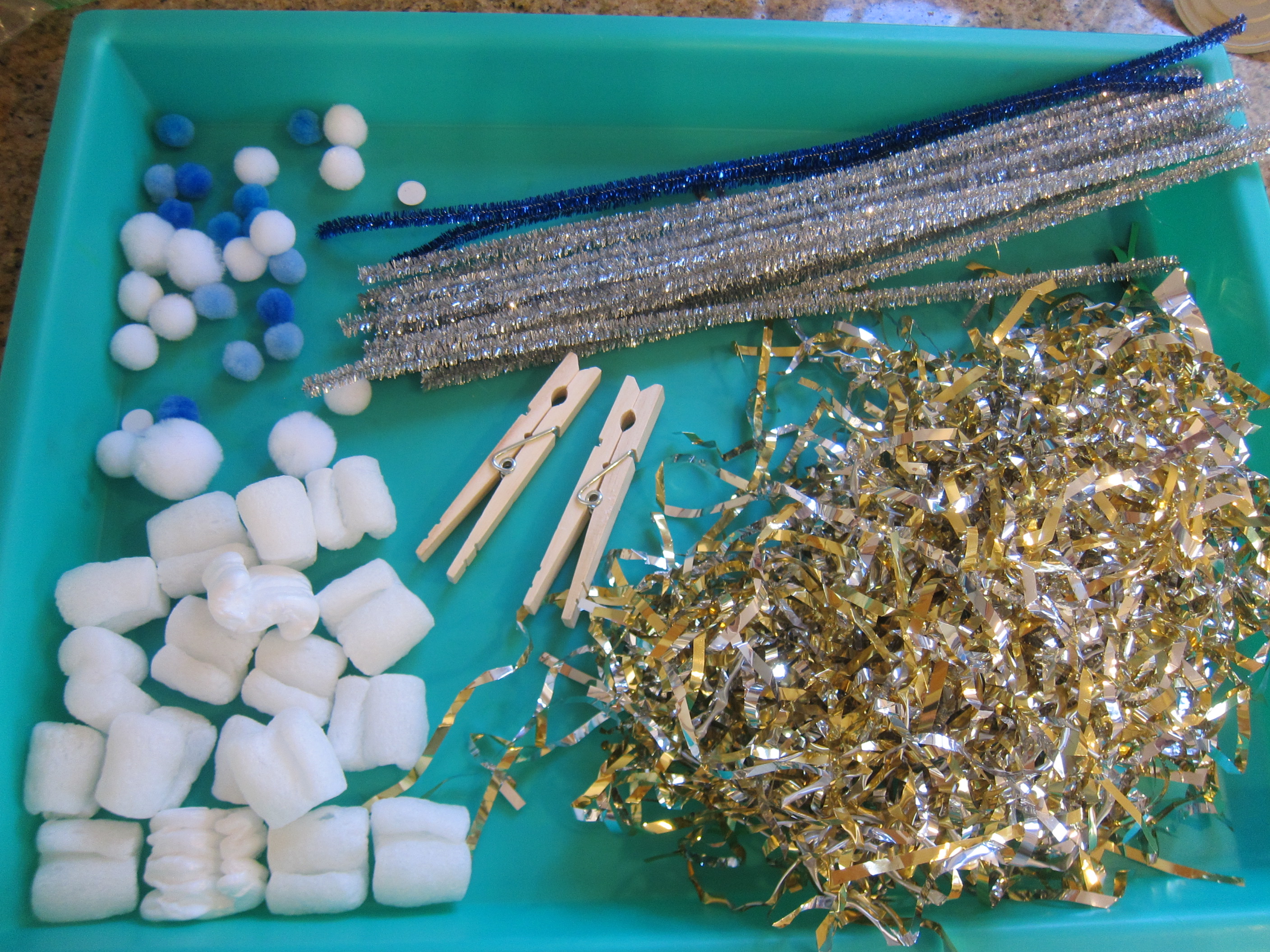 Easy Winter Sensory Bin (1)