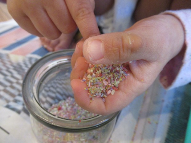 DIY Rainbow Salt (11)